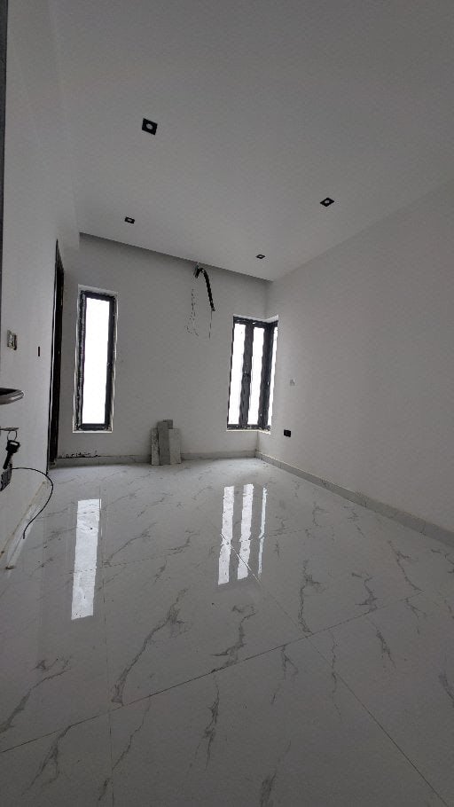 Luxury five bedroom duplex photo 12