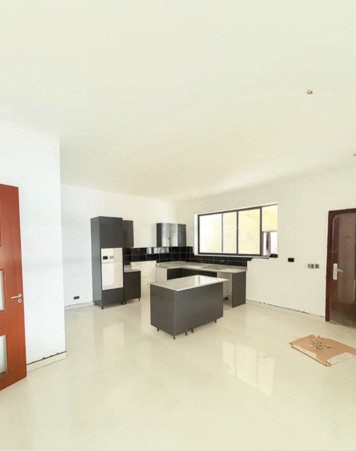 Massive 5 Bedroom Townhouse in a Serviced Estate photo 4