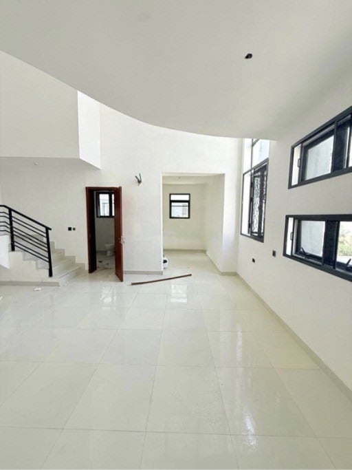 Massive 5 Bedroom Townhouse in a Serviced Estate photo 8