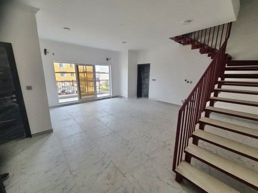 New 3 Bedroom Maisonette with BQ photo 2