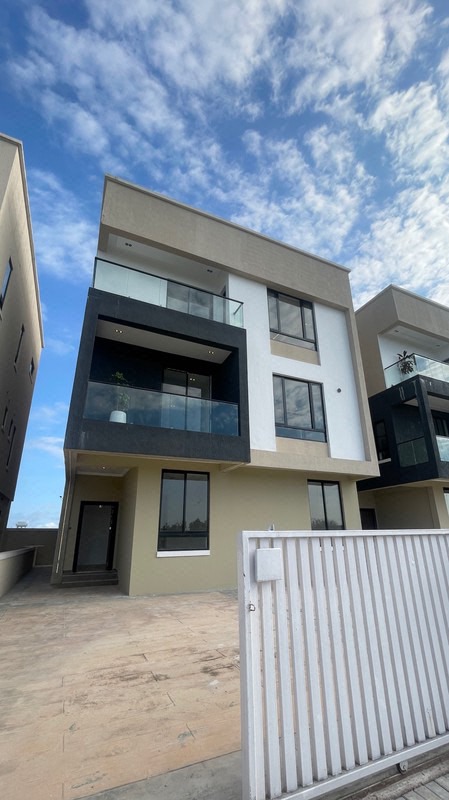 A STYLISH / PERFECTLY BUILT, 5BDR DETACHED 2 STORY DUPLEX + MASTERS LOUNGE + BOYS QUARTERS photo 2