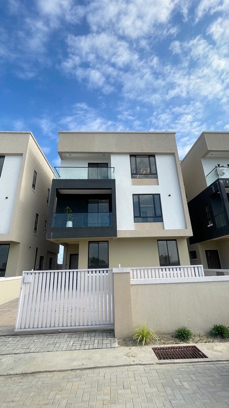 A STYLISH / PERFECTLY BUILT, 5BDR DETACHED 2 STORY DUPLEX + MASTERS LOUNGE + BOYS QUARTERS photo 3