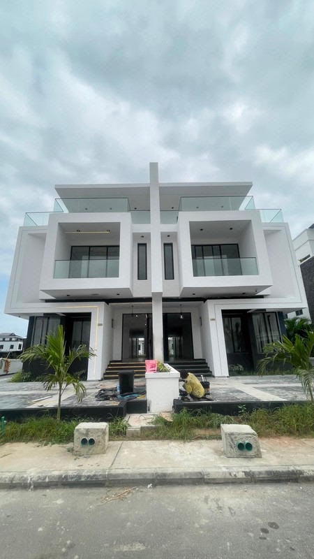 A Grand, Luxury Styled 5 - Bedroom Semi Detached Mansion + Cinema + Gym + Elevator + Office Space + BQ + Swimming Pool in Ikate photo 2