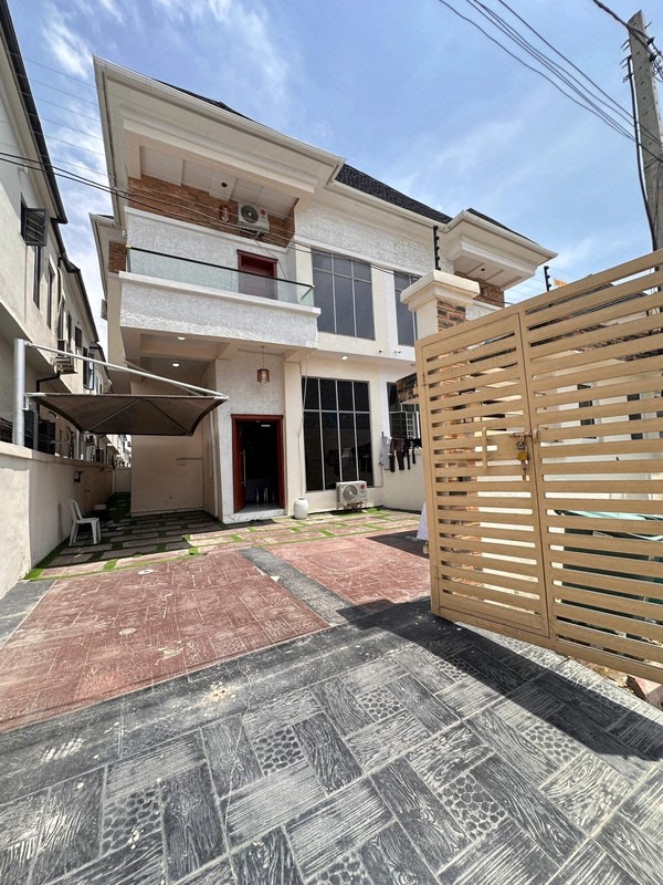 4 bedroom semi detached duplex photo 2