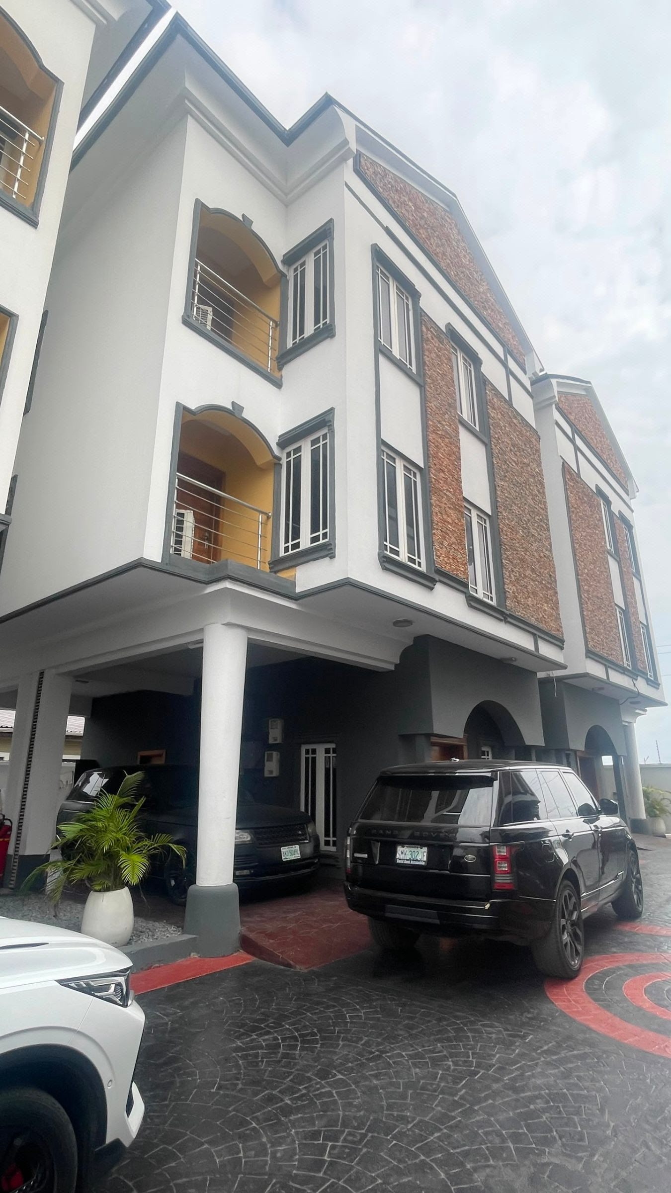 A STYLISH 4BDR TERRACE + BQ + ESTATE POOL + GYM + LOUNGE IN A CALM AND PLEASANT ESTATE,  lekki phase 1 photo 3