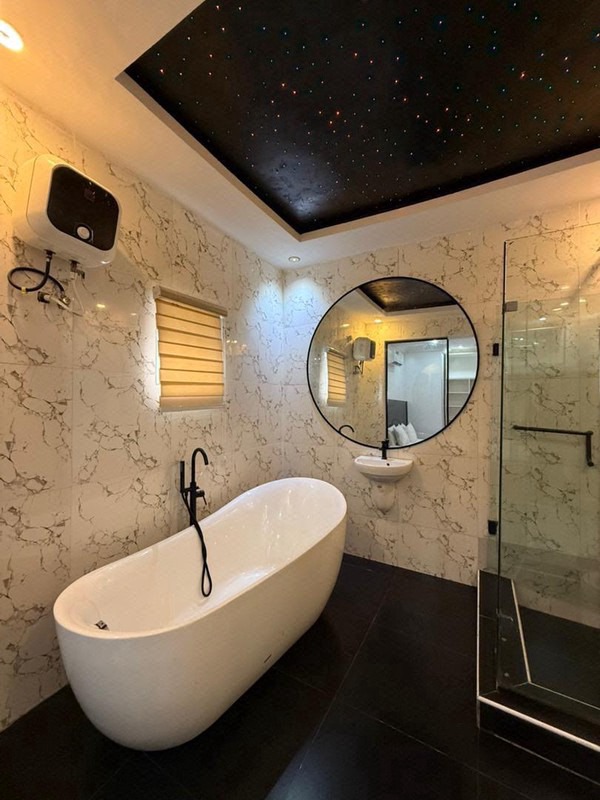 Riviera   Deluxe 1 bedroom bathub apartment with red room. Tastefully furnished and nestled in a serene environment.  Location📍Chevron photo 10