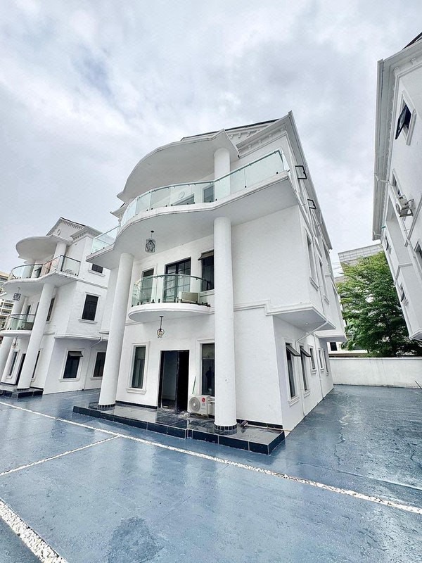 Ultra-Luxury 4-Bedroom Fully Detached Duplex • Banana Island, Ikoyi