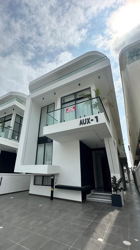 ABSOLUTE AND PRECISELY BUILT, WELL DETAILED, LUXURY 5BDR  DETACHED DUPLEX + ELECTRIC CAR CHARGING PORT + POOL + BOYS QUARTERS photo 2