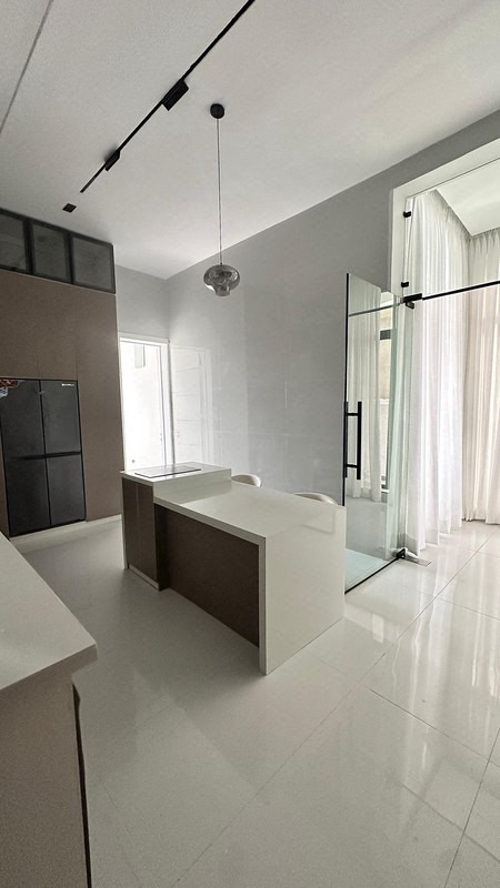 ABSOLUTE AND PRECISELY BUILT, WELL DETAILED, LUXURY 5BDR  DETACHED DUPLEX + ELECTRIC CAR CHARGING PORT + POOL + BOYS QUARTERS photo 8
