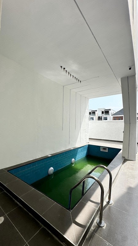 ABSOLUTE AND PRECISELY BUILT, WELL DETAILED, LUXURY 5BDR  DETACHED DUPLEX + ELECTRIC CAR CHARGING PORT + POOL + BOYS QUARTERS photo 16