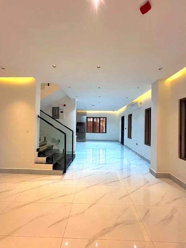 Luxury and modern 3-bedroom apartment with elevator and rooftop lounge