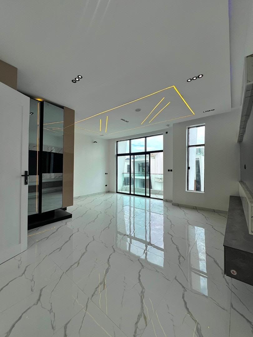 4-Bedroom Fully Detached• photo 2