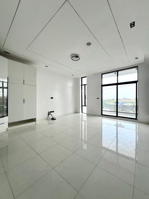 5 bedroom detached duplex With BQ in lagos photo 3