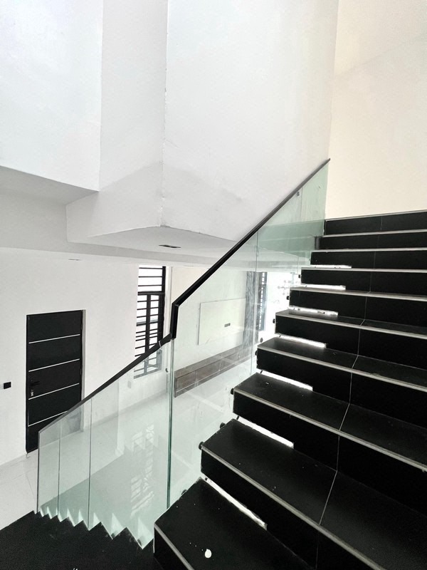 5 bedroom detached duplex With BQ in lagos photo 4