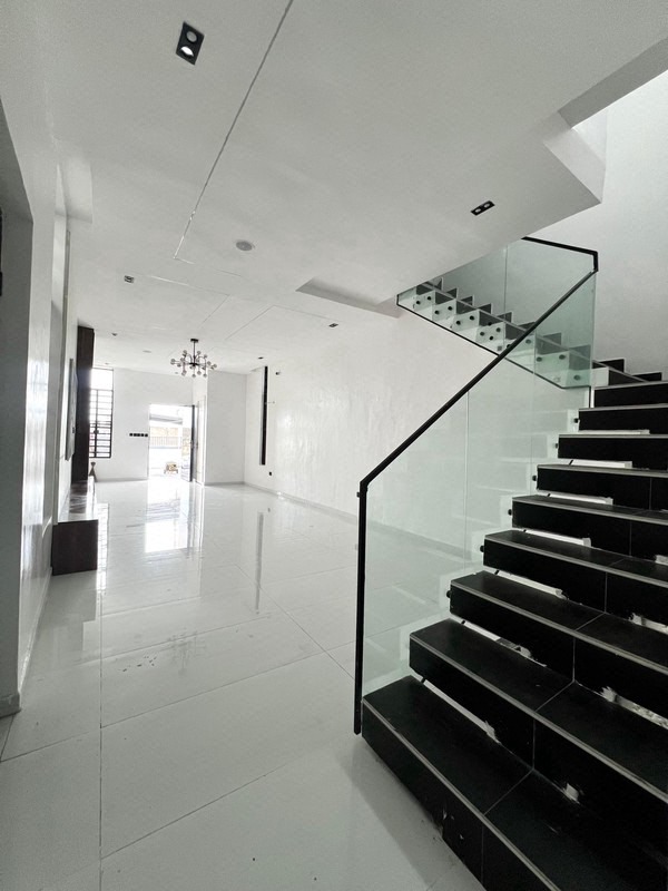 5 bedroom detached duplex With BQ in lagos photo 5