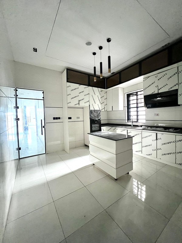 5 bedroom detached duplex With BQ in lagos photo 9