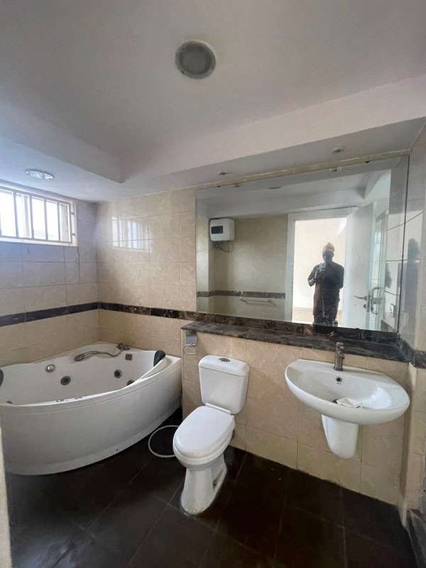 4 BEDROOM TERRACE HOUSE ON 2 FLOUR WITH BQ photo 3