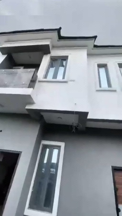3 Bedroom Semi detached Duplex photo 2