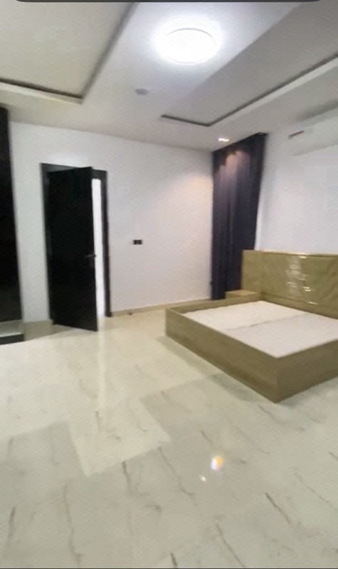 A nice 4 bedroom duplex with a BQ photo 4