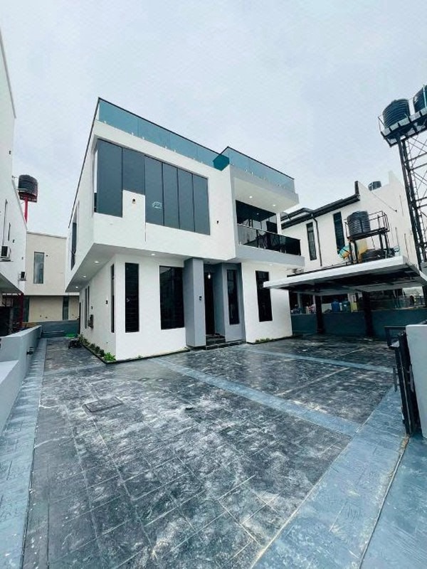 3 Bedroom Semi Detached Duplex photo 2