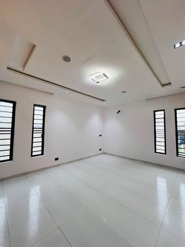 3 Bedroom Semi Detached Duplex photo 6