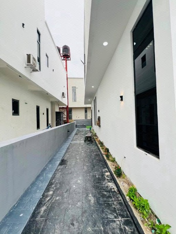 3 Bedroom Semi Detached Duplex photo 11