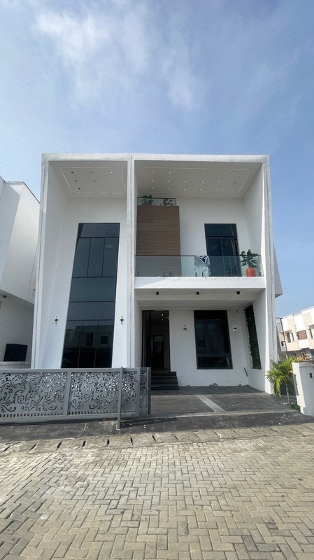 NGN450MILLION  / A STYLISH,  FULLY DETACHED 5 BEDROOM DUPLEX + BQ +  INVERTER ROOM + SWIMMING POOL IN A SECURED  AND  SERENE ESTATE ALONG CHEVRON photo 3