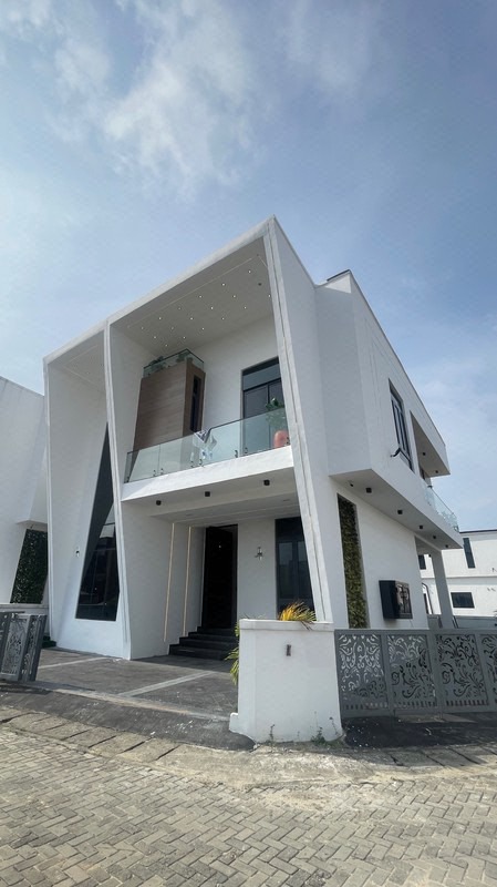 NGN450MILLION  / A STYLISH,  FULLY DETACHED 5 BEDROOM DUPLEX + BQ +  INVERTER ROOM + SWIMMING POOL IN A SECURED  AND  SERENE ESTATE ALONG CHEVRON photo 4